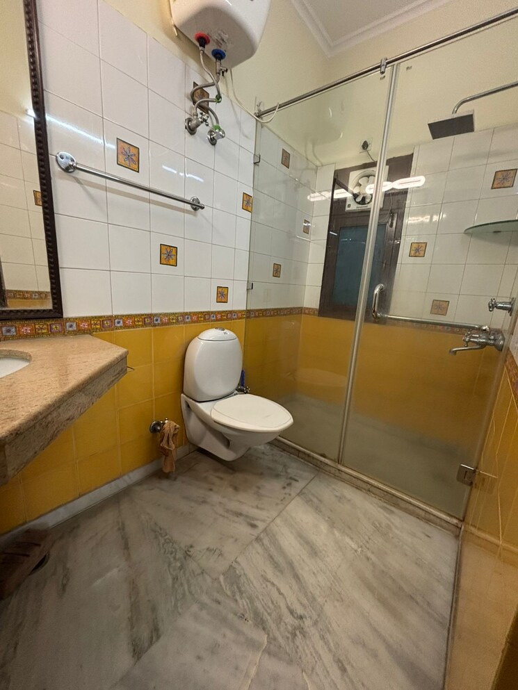 Bathroom, surya-towers-zirakpur 3 Bedroom 173 Sq.Yd. Builder Floor In Lohgarh Zirakpur 7957741