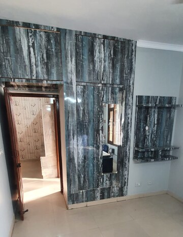 Room in 3 BHK Apartment at Vip Road – for Rent