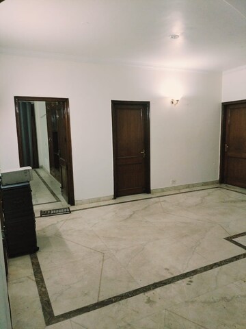 Bedroom in 4 BHK Builder Floor at DLF Atria, Dlf Phase ii – for Rent