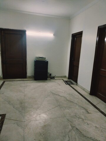 Room in 4 BHK Builder Floor at DLF Atria, Dlf Phase ii – for Rent