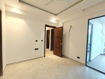 Room in 4 BHK Apartment at Sector 63 – for Rent