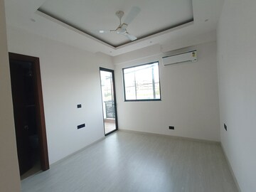 Room in 4 BHK Apartment at Sector 63 – for Rent