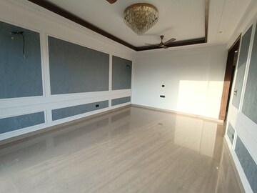 Room in 4 BHK Apartment at Sector 63 – for Rent