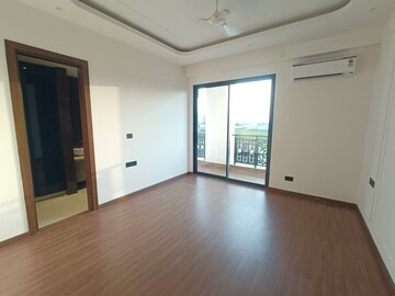 Room in 4 BHK Apartment at Sector 63 – for Rent