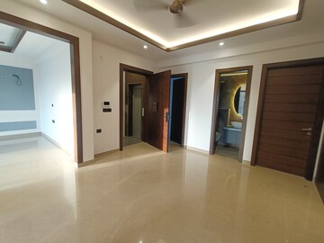 Room in 4 BHK Apartment at Sector 63 – for Rent