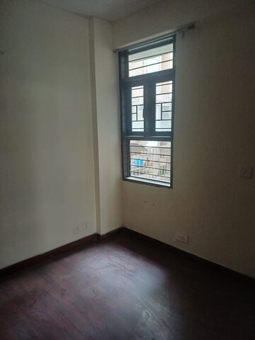 Room in 3 BHK Apartment at HIG Apartments, Omicron I Greater Noida – for Rent