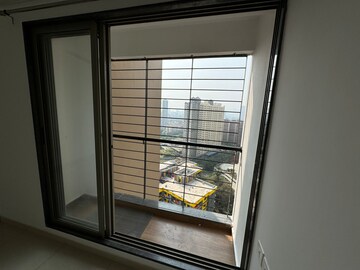 Room in 2 BHK Apartment at Runwal Eirene, Balkum Pada – for Rent