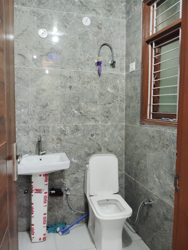 Bathroom, vasundhara sector 5 2 Bedroom 850 Sq.Ft. Builder Floor In Vasundhara Sector 5 Ghaziabad 7958409