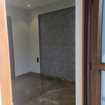 Room in 3 BHK Builder Floor at Surajmal Vihar – for Rent