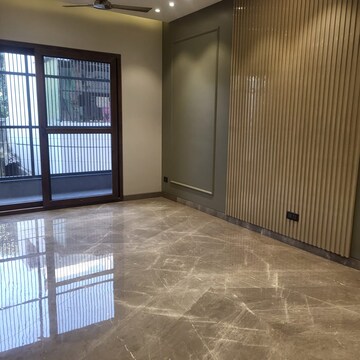 Room in 3 BHK Builder Floor at Surajmal Vihar – for Rent