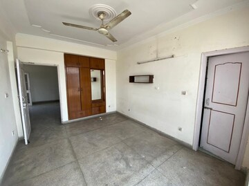 Room in 2 BHK Apartment at Ansal Sushant Estate, Sector 52 – for Rent