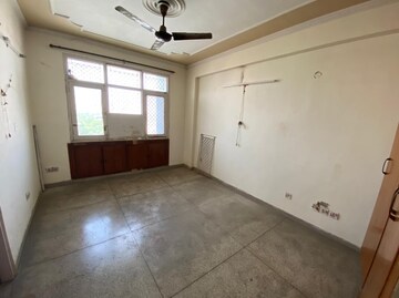 Room in 2 BHK Apartment at Ansal Sushant Estate, Sector 52 – for Rent