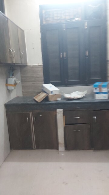 Furnished Amenities in 2.5 BHK Builder Floor at Mayur Vihar Phase 1 – for Rent