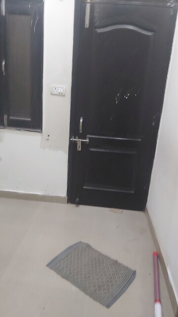 Furnished Amenities in 2.5 BHK Builder Floor at Mayur Vihar Phase 1 – for Rent