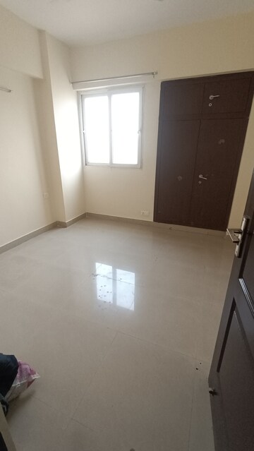 Room in 2 BHK Apartment at Sethi Max Royale, Sector 76 – for Rent