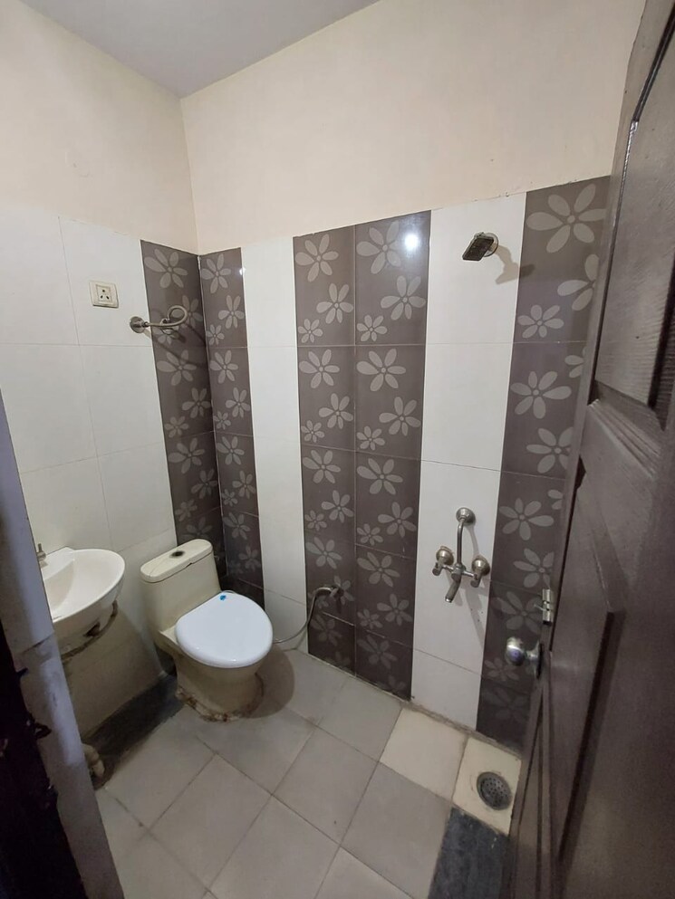 Bathroom, vasundhara sector 5 3 Bedroom 1050 Sq.Ft. Builder Floor In Vasundhara Sector 5 Ghaziabad 7959049