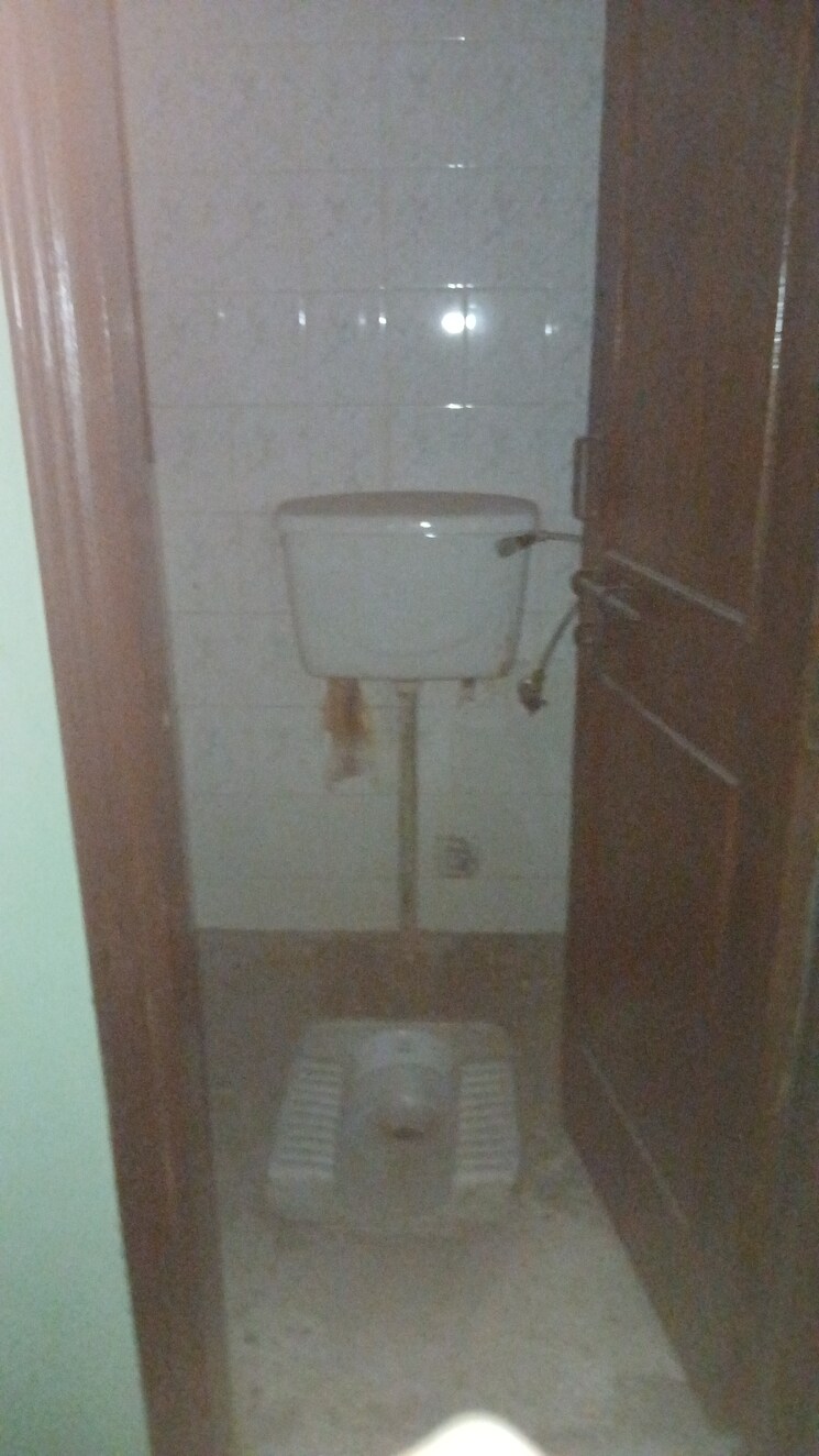 Bathroom, bhagirathi-sehkari-awas 2.5 Bedroom 1250 Sq.Ft. Apartment In Sector 62 Noida 7959098