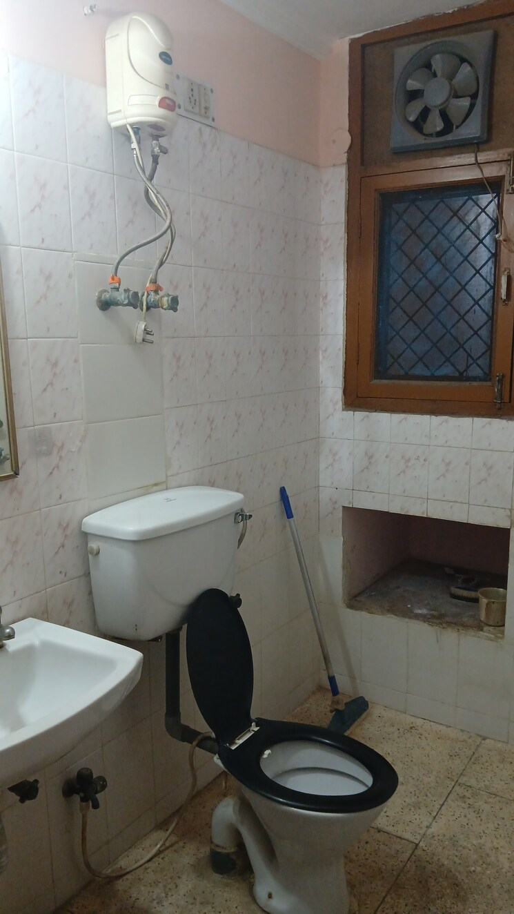 Bathroom, bhagirathi-sehkari-awas 2.5 Bedroom 1250 Sq.Ft. Apartment In Sector 62 Noida 7959098