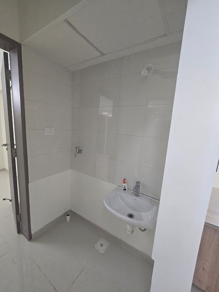 Bathroom, paranjape-trident-towers 2 Bedroom 750 Sq.Ft. Apartment In Wakad Pune 7959126