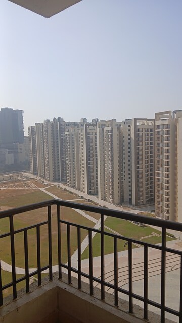 Staircase in 3 BHK Apartment at Amrapali Golf Homes, Sector 4, Greater Noida – for Rent
