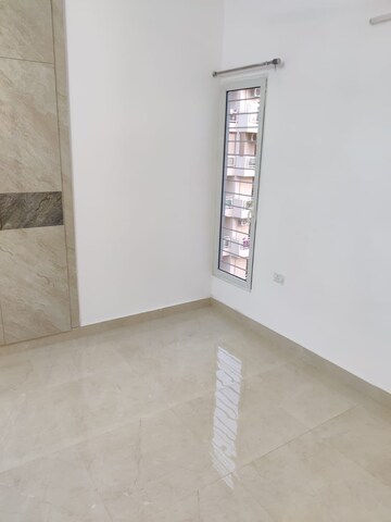 Room in 2 BHK Apartment at Amrapali Silicon City, Sector 76 – for Rent