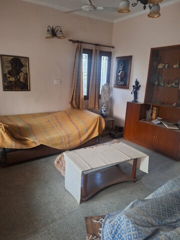Furnished Amenities in 3 BHK Apartment at Vasant Kunj – for Sale