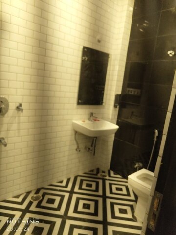 Bathroom in 2.5 BHK Builder Floor at Stellar Okas Golf View, Sushant Golf City – for Rent