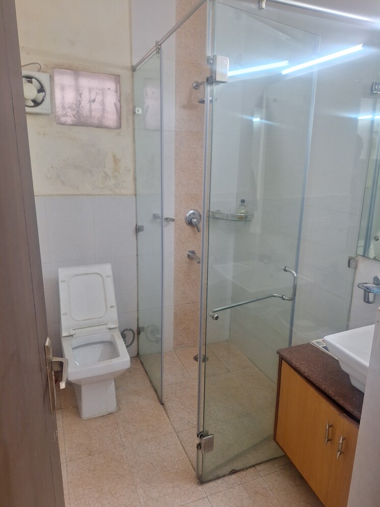 Bathroom, vasant kunj 3 Bedroom 1500 Sq.Ft. Apartment In Vasant Kunj Delhi 7959162