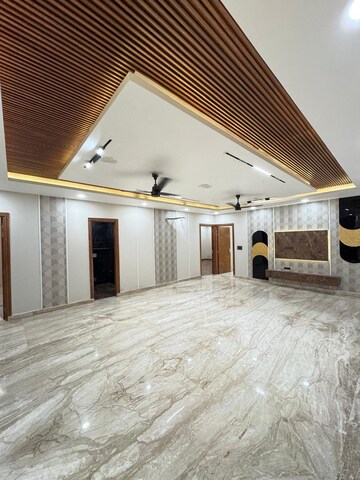 Bedroom in 4 BHK Builder Floor at Sector 42 – for Sale