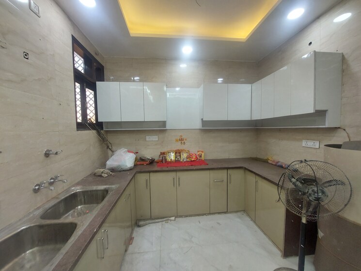 Kitchen, gujranwala town 3 Bedroom 150 Sq.Yd. Builder Floor In Gujranwala Town Delhi 7959202