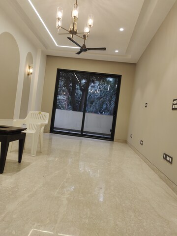 Furnished Amenities in 3 BHK Builder Floor at Nehru Enclave – for Sale