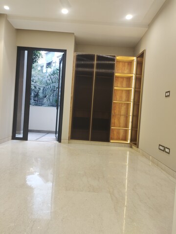 Furnished Amenities in 3 BHK Builder Floor at Nehru Enclave – for Sale
