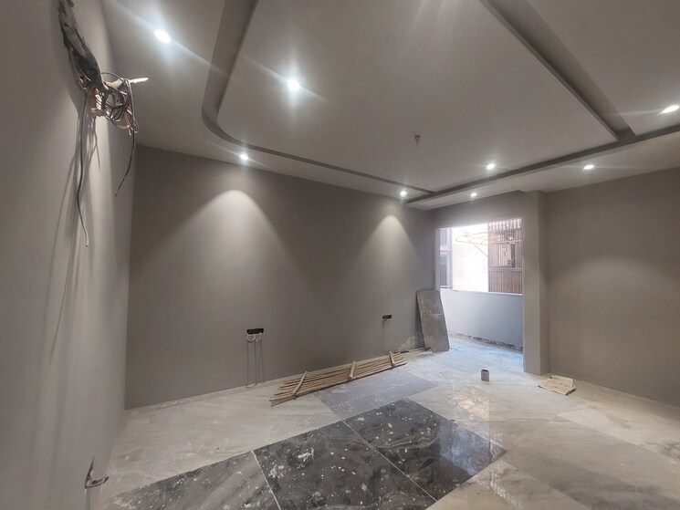 Room, model town phase 2 5 Bedroom 450 Sq.Yd. Builder Floor In Model Town Phase 2 Delhi 7959235