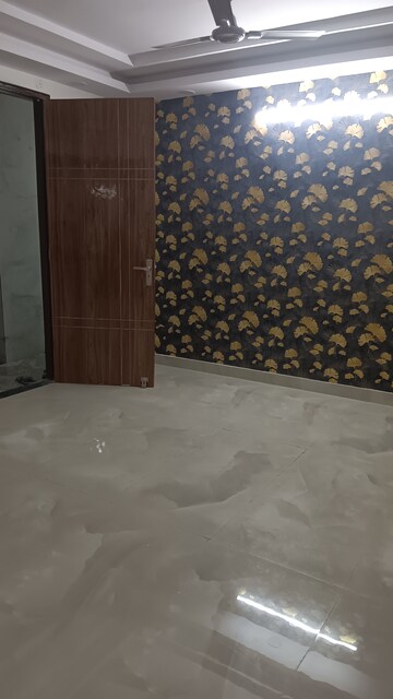 Room in 3.5 BHK Builder Floor at Govindpuri – for Rent