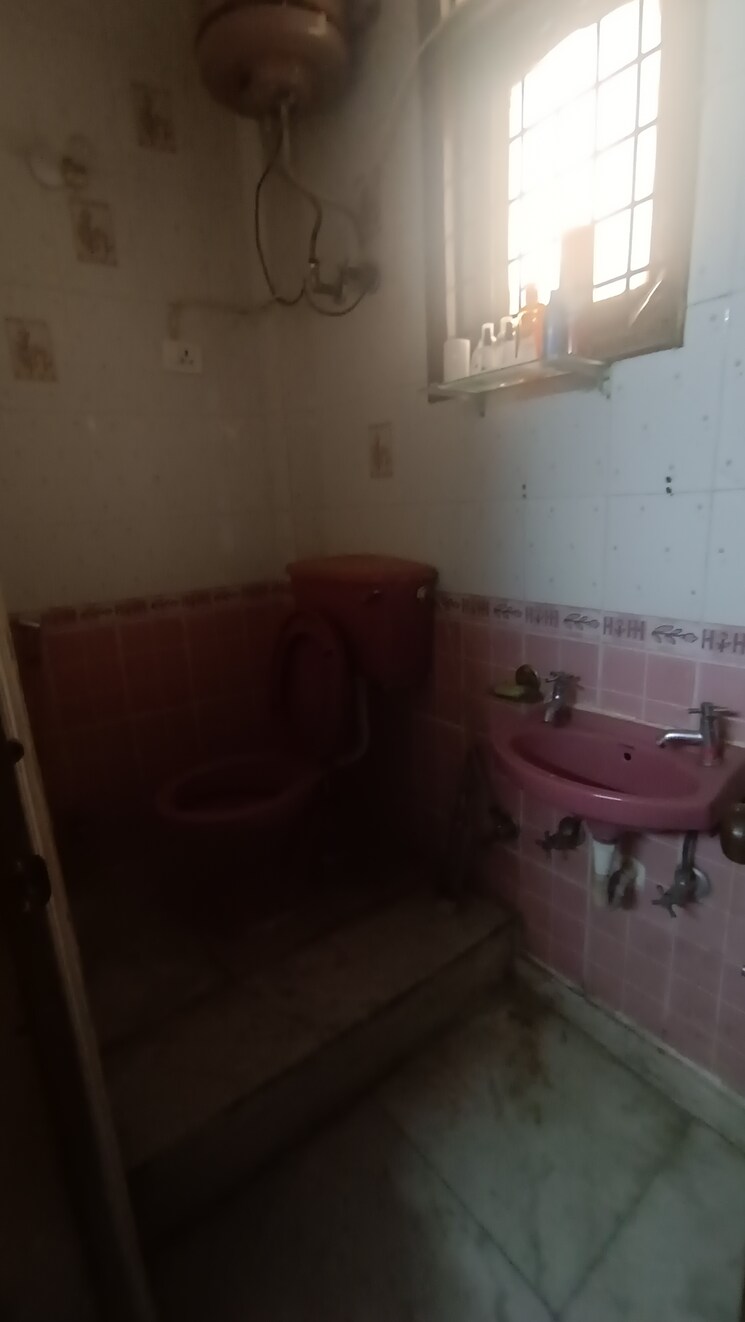 Bathroom, kalkaji 2.5 Bedroom 100 Sq.Ft. Independent House In Kalkaji Delhi 7959384