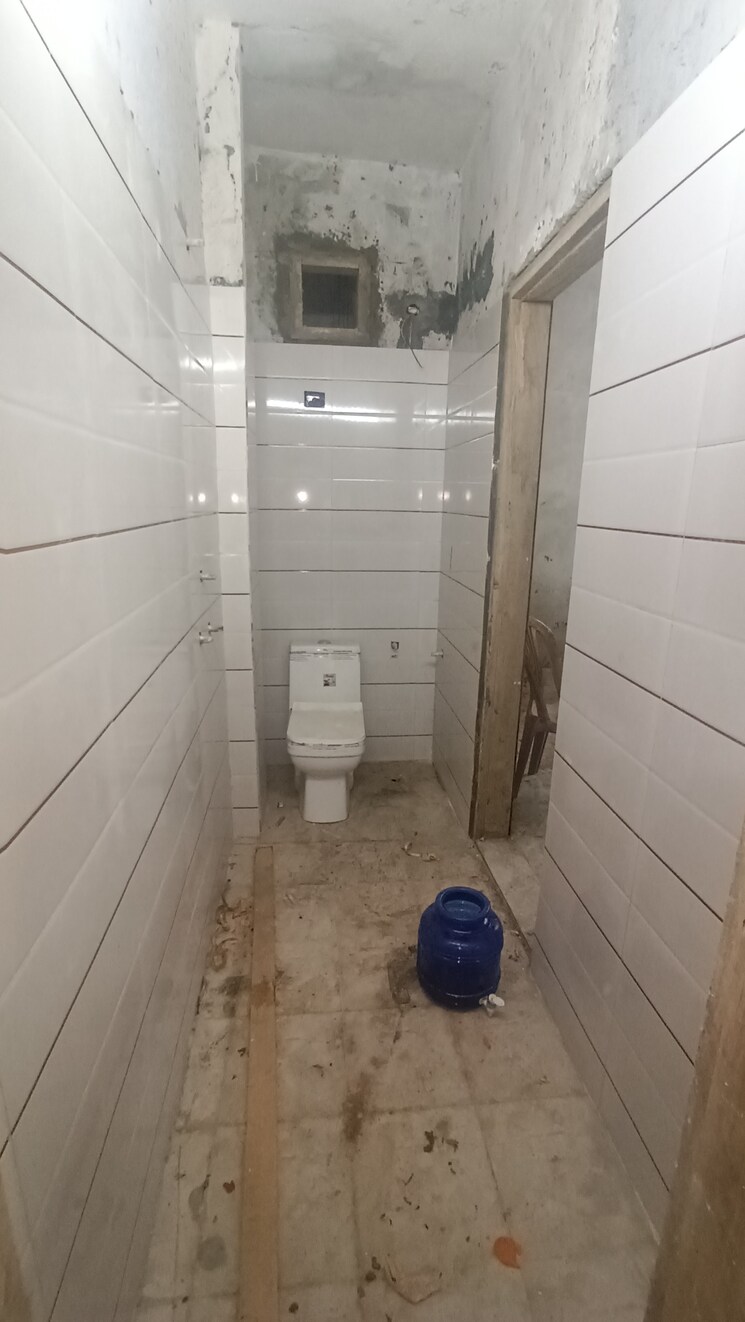 Bathroom, govindpuri 3.5 Bedroom 110 Sq.Yd. Builder Floor In Govindpuri Delhi 7959398