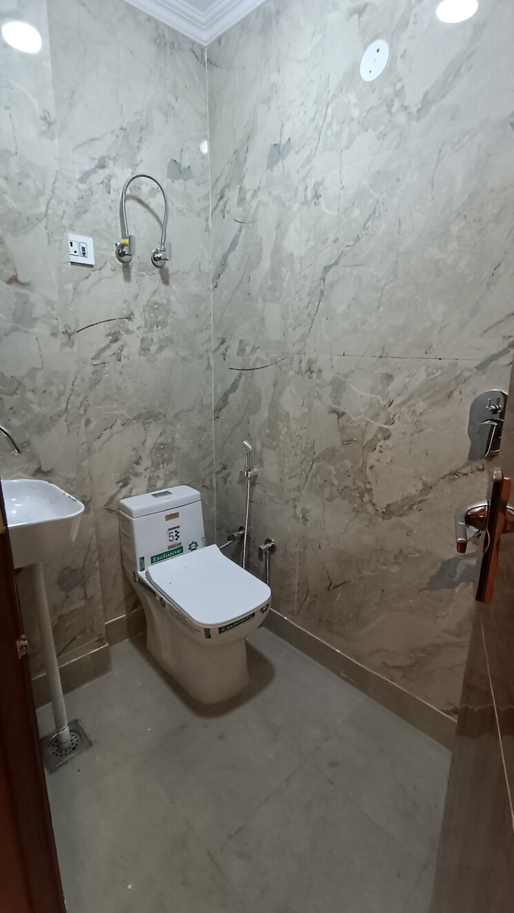 Bathroom, govindpuri 3.5 Bedroom 110 Sq.Yd. Builder Floor In Govindpuri Delhi 7959398