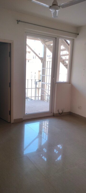 Room in 4 BHK Apartment at Emaar Emerald Floors Premier, Sector 65 – for Rent