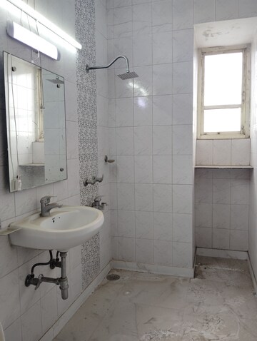 Master Bedroom in 2.5 BHK Apartment at Paschim Vihar – for Rent
