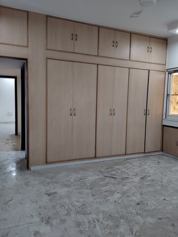 Room in 2.5 BHK Apartment at Paschim Vihar – for Rent