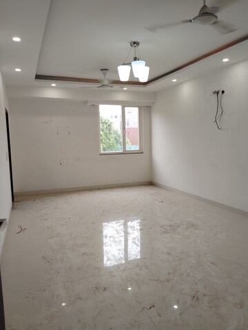 Room in 2.5 BHK Apartment at Paschim Vihar – for Rent