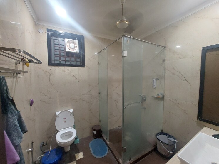 Attached Bathroom, gujranwala town 4 Bedroom 300 Sq.Yd. Builder Floor In Gujranwala Town Delhi 7959557