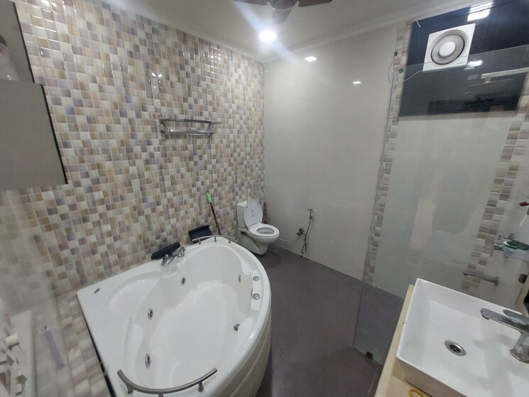 Bathroom, gujranwala town 4 Bedroom 300 Sq.Yd. Builder Floor In Gujranwala Town Delhi 7959557
