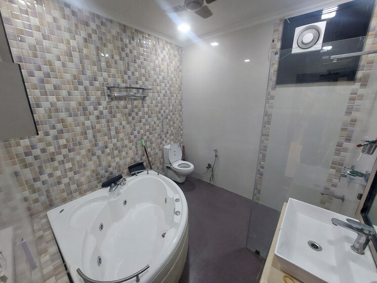 Bathroom, gujranwala town 4 Bedroom 300 Sq.Yd. Builder Floor In Gujranwala Town Delhi 7959557