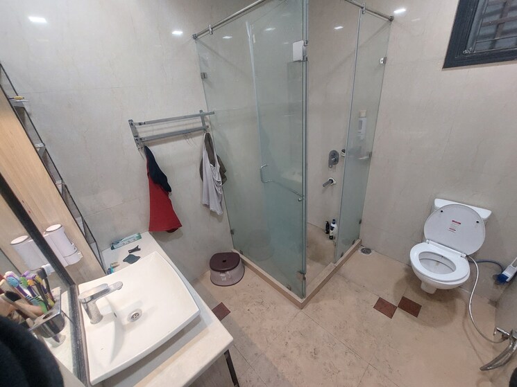 Bathroom, gujranwala town 4 Bedroom 300 Sq.Yd. Builder Floor In Gujranwala Town Delhi 7959557