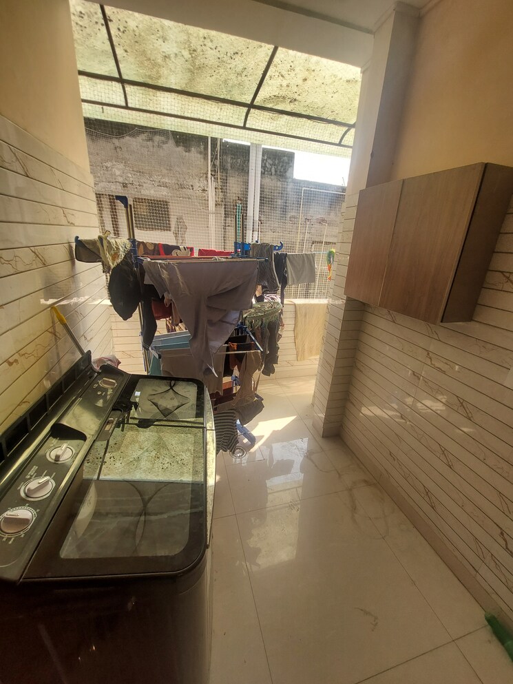 Nearby, gujranwala town 4 Bedroom 300 Sq.Yd. Builder Floor In Gujranwala Town Delhi 7959557