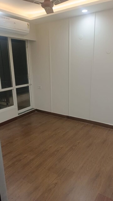 Room in 3.5 BHK Apartment at Jaypee Greens Kosmos, Sector 134 – for Rent