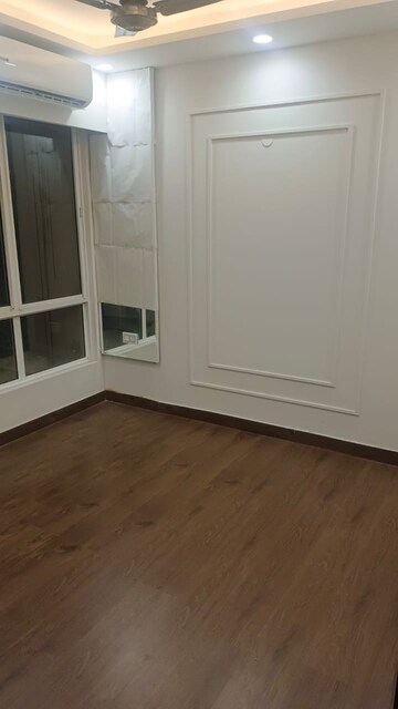 Room in 3.5 BHK Apartment at Jaypee Greens Kosmos, Sector 134 – for Rent