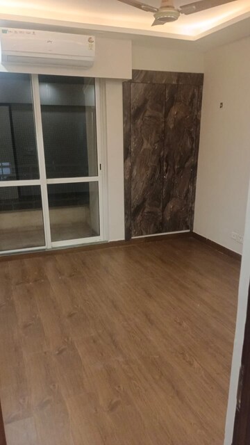 Room in 3.5 BHK Apartment at Jaypee Greens Kosmos, Sector 134 – for Rent