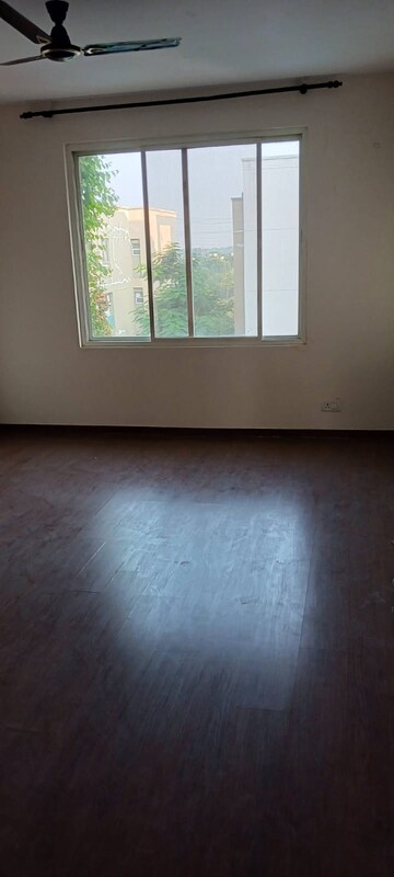Room in 3.5 BHK Apartment at Eldeco Golf View Apartments, Omega I Greater Noida – for Rent